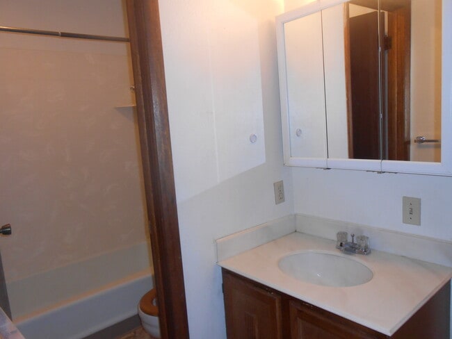 Building Photo - 3154 Lakeside Dr