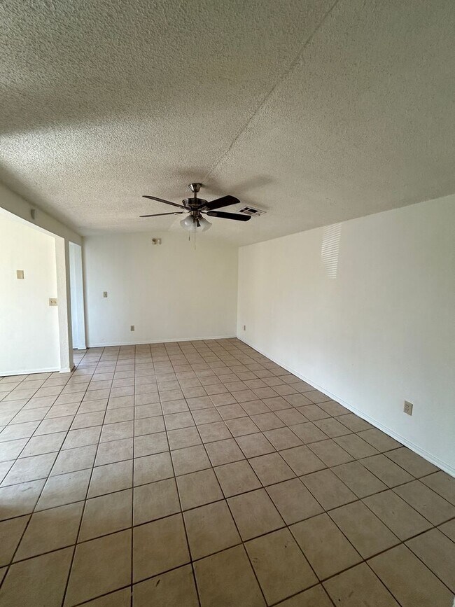 Building Photo - 3 Bed/1 Bath Near Tinker AFB!