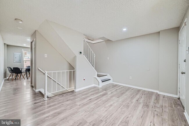 Foto del edificio - Modern 2-Bedroom Gem with Deck