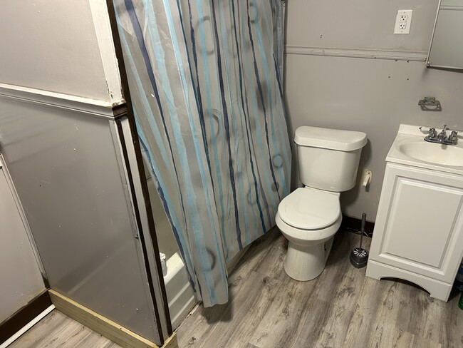 Bath - 3605 Grote St SW