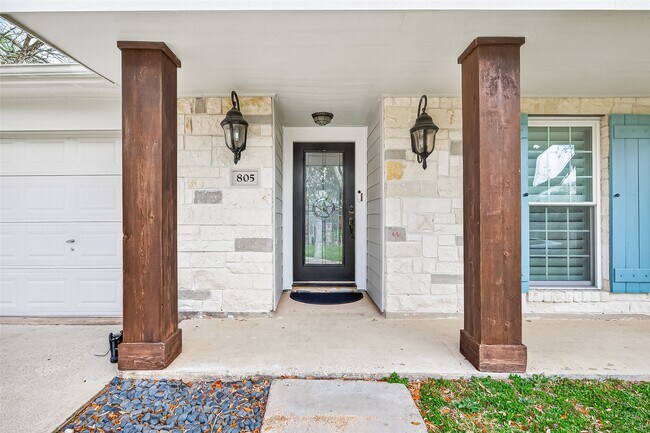 Foto del edificio - 805 Camelot Ln