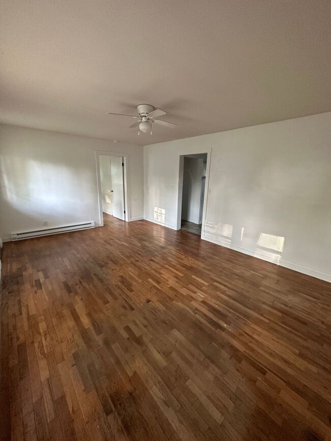 Building Photo - 2 bed, 1 Bath house in Bolivar, Mo! Call Q...