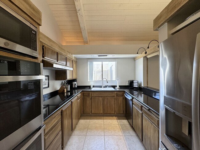Foto del edificio - AVAILABLE NOW!! Charming 2 Bedroom/2 Bath ...