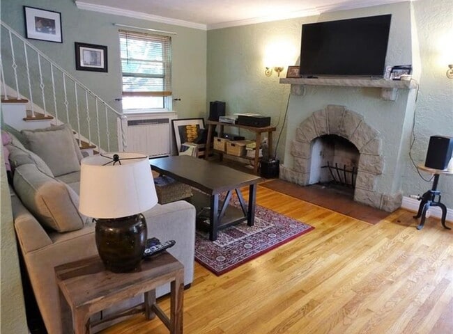 Building Photo - Beautiful 3 bedroom, 1.5 Bath in Mt. Lebanon!!