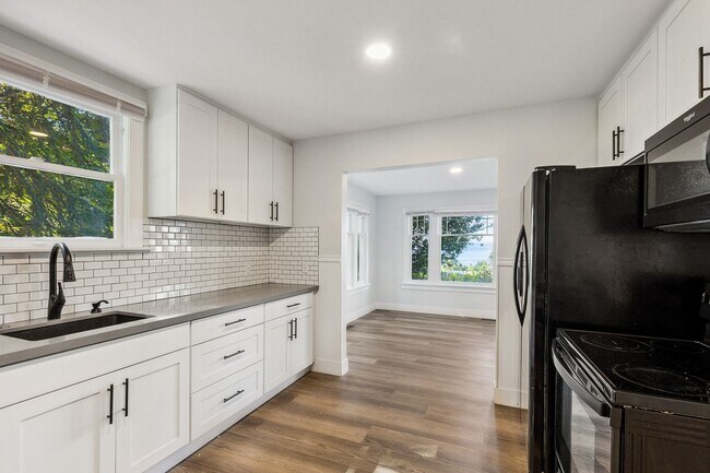 Foto del edificio - Cape Cod Cutie with 3 bd, 1 bth in Three T...