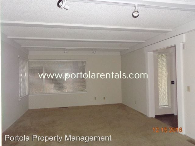 Building Photo - 106 Oak Ln