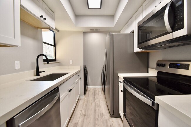 Building Photo - Remodeled 2 Bedroom 2 Bath Unit with Great Amenities! $500 off first month rent!