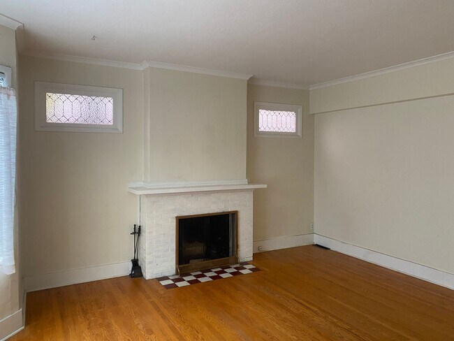 Building Photo - Spacious Single Level Apartment Near Downtown