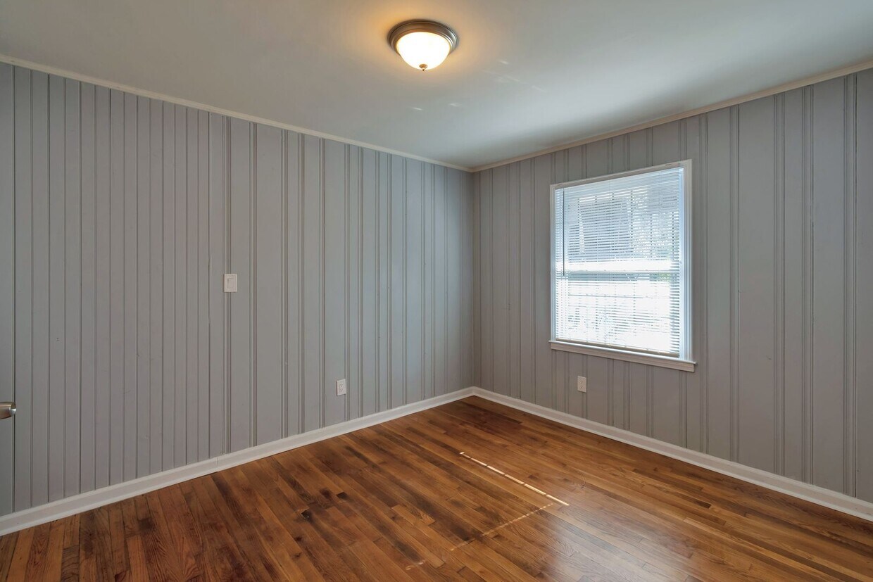 Foto principal - 3 Bedroom 1 Full Bath Brick home!