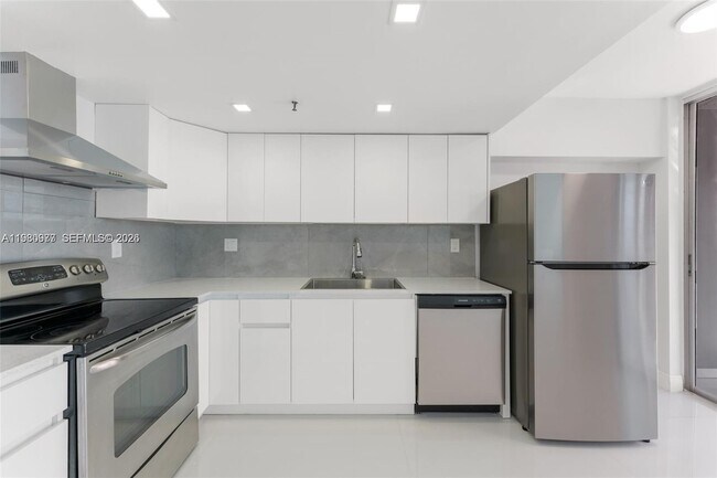 Building Photo - 17890 W Dixie Hwy