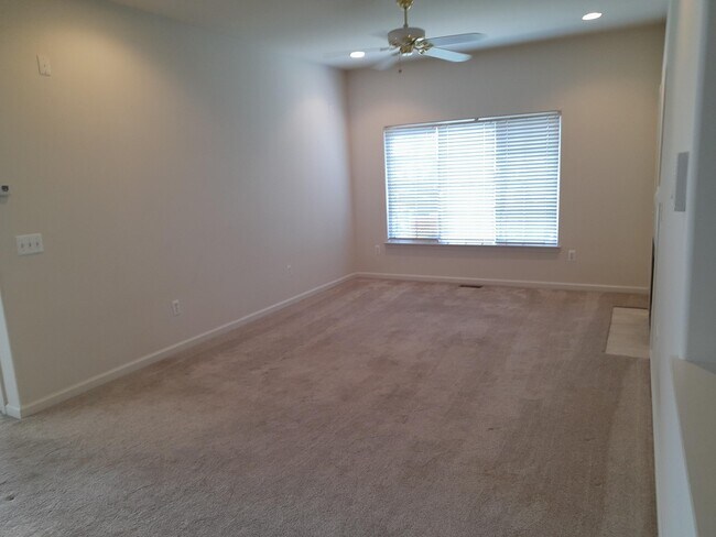 Foto del edificio - 5812 Acorn Ln