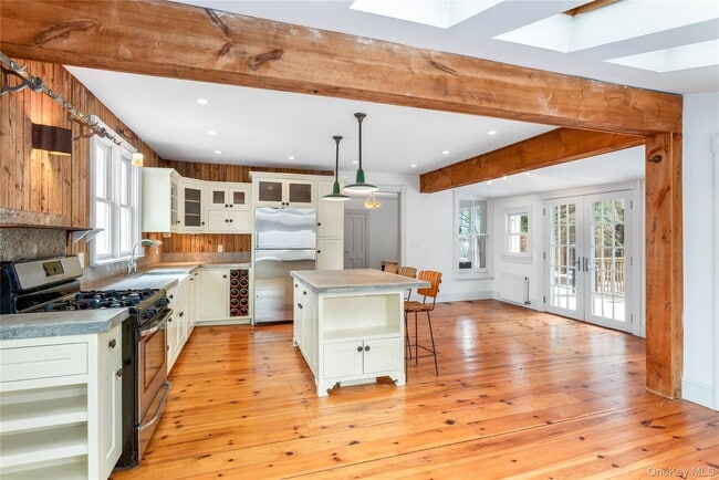 Building Photo - 685 Orchard St