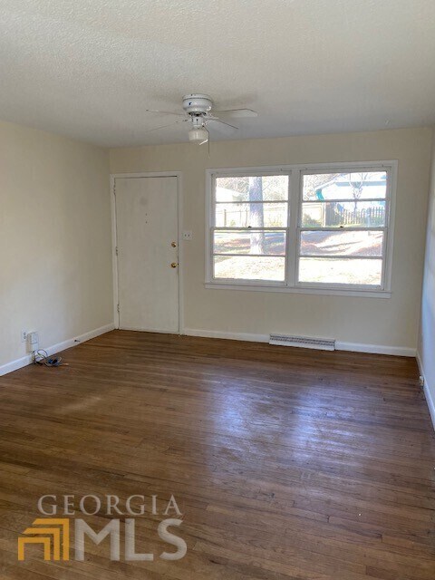 Foto del edificio - 595 Lyle Dr