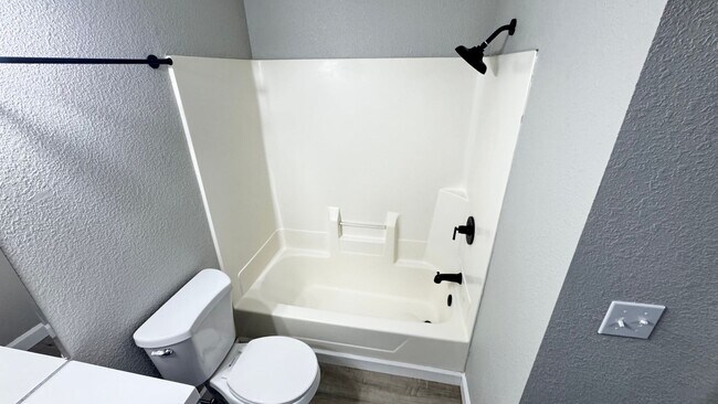 Foto del edificio - 2 Bedroom , 1 Bathroom Apartment!