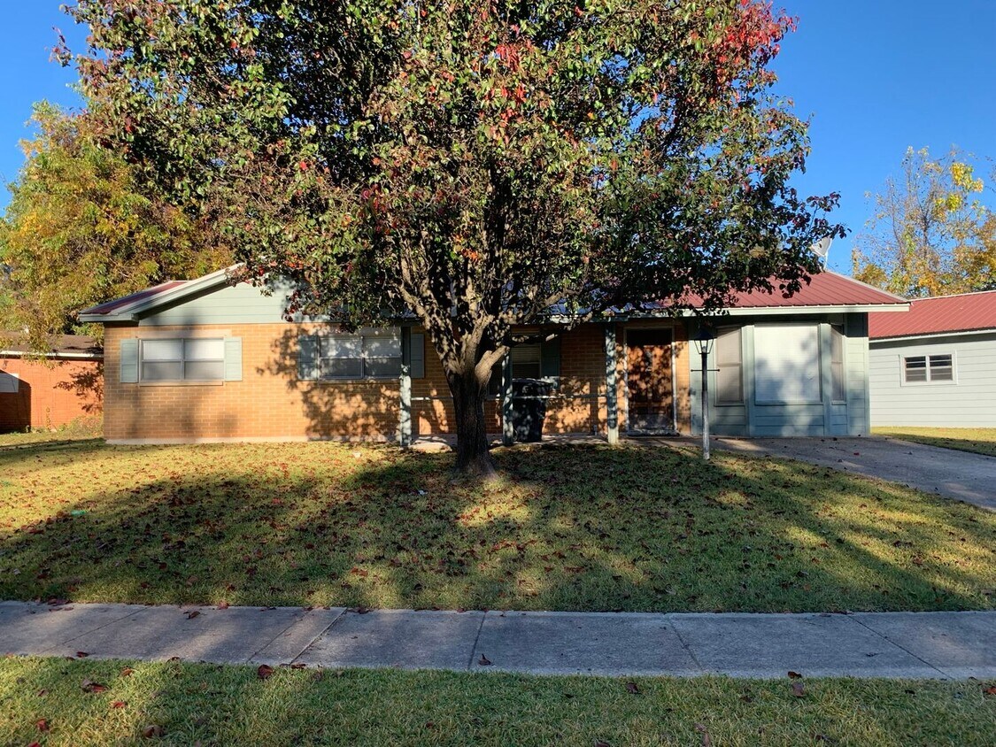 Foto principal - CLEAN, UPDATED HOME WITH A BONUS ROOM AND ...