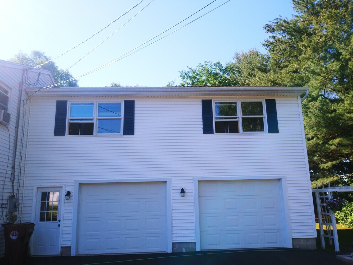 Apartment over garage - 22 Laura Dr