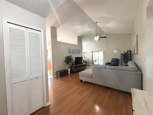 Building Photo - Gorgeous fully upgraded pool home in Ovied...