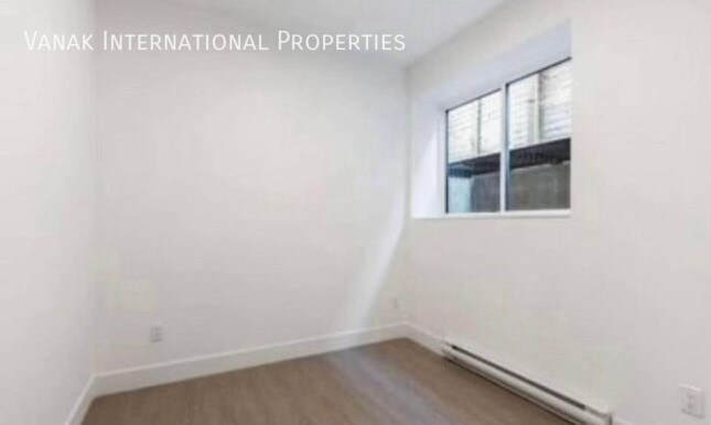 Photo du bâtiment - Two Bedroom Basement Suite Chesterfield Ave