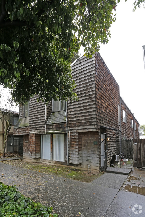 Building Photo - 1808 H St