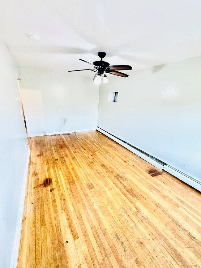 Building Photo - 817 Van Nest Ave