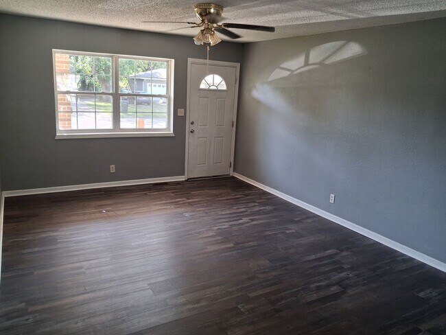 Building Photo - 1006 N Elm St