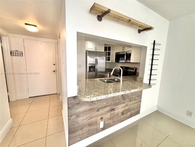 Foto del edificio - 2935 NE 163rd St