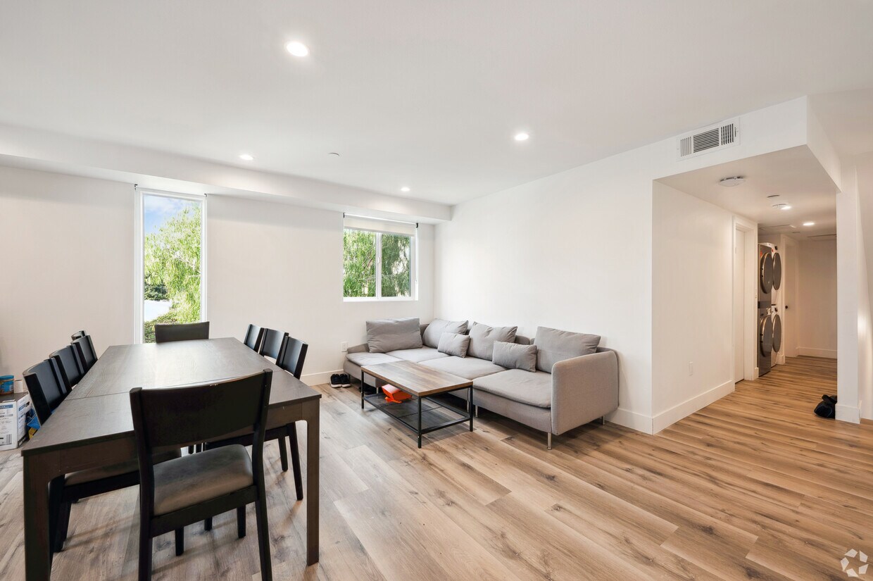 Foto principal - 1530 W 37th St -- Housing near USC/Ktown