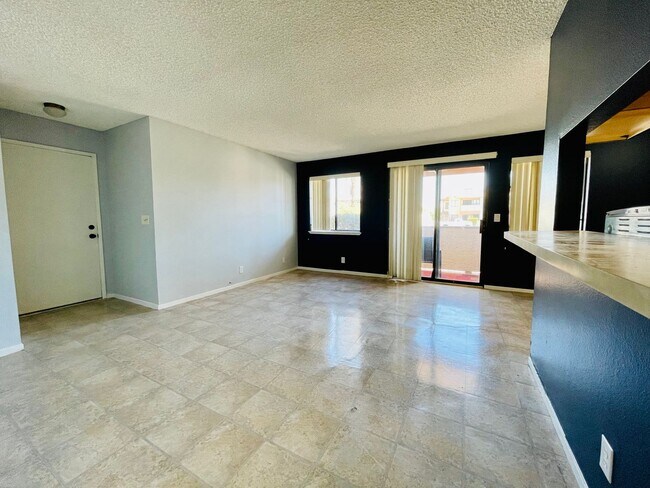 Building Photo - Downstairs Corner 2-Bedroom Condo in Central Las Vegas Location!