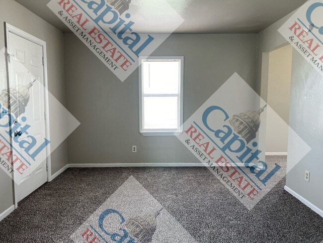 Building Photo - Charming 2 Bedroom