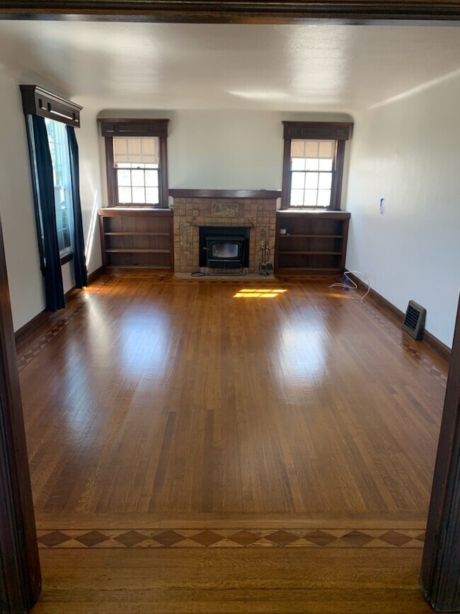 Living Room - 1004 Jenevein Ave