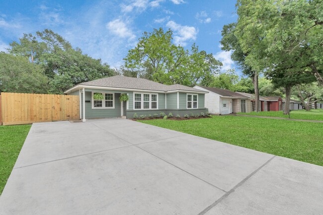 Building Photo - 1709 S Park