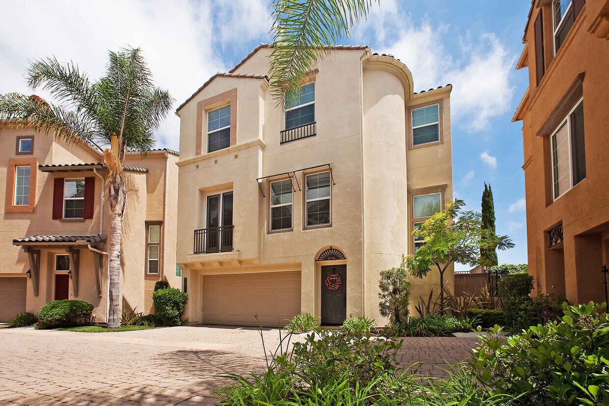 Foto principal - Spacious 3BR/2.5BA Townhome in Gated Commu...
