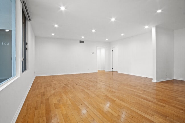 Building Photo - 454 N Oakhurst Dr