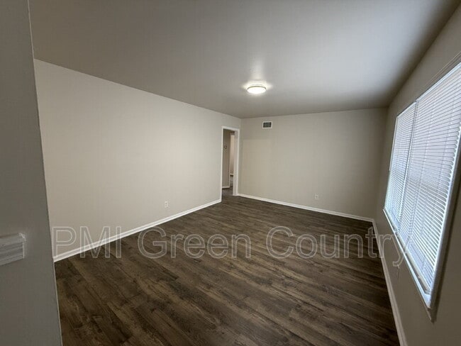 Building Photo - 336 W 61st Pl N