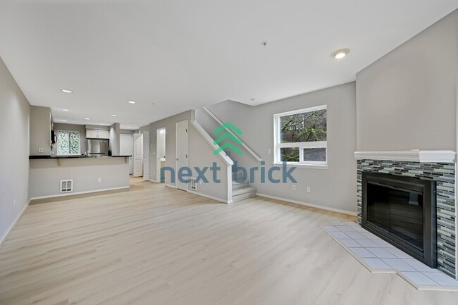 Building Photo - Charming 2-Bed Townhouse Retreat in Bothell with 2.5 Baths – Your Perfect Sanctuary Awaits!