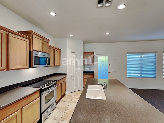 Building Photo - 11054 E Stearn Ave