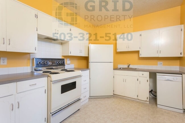 Building Photo - Charming 2 Bedroom Apartment Available in Milwaukie - Private Fenced-In Yard!