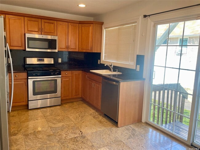 Building Photo - 66 Sagamore Hill Dr