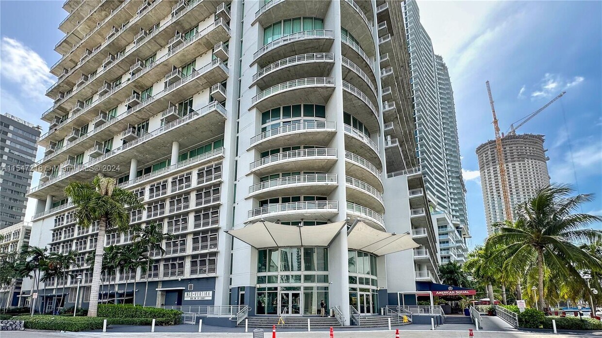 Foto principal - 690 SW 1st Ct
