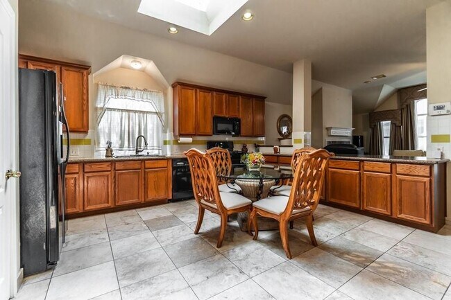 Los muebles reales son diferentes a los de la foto. - 11120 Amaranth Ln