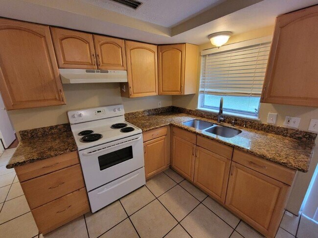Foto del edificio - BEAUTIFUL 2/1/1 864Sq. Ft. with tile/wood ...