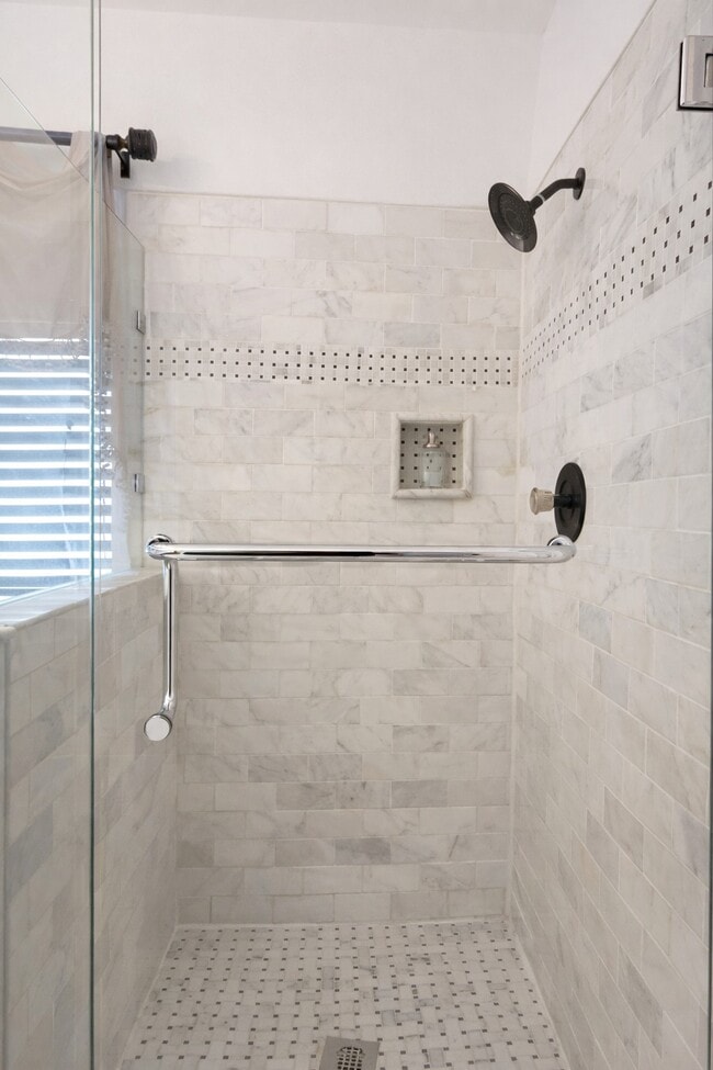 Master Bath - 1639 Churchill Ln