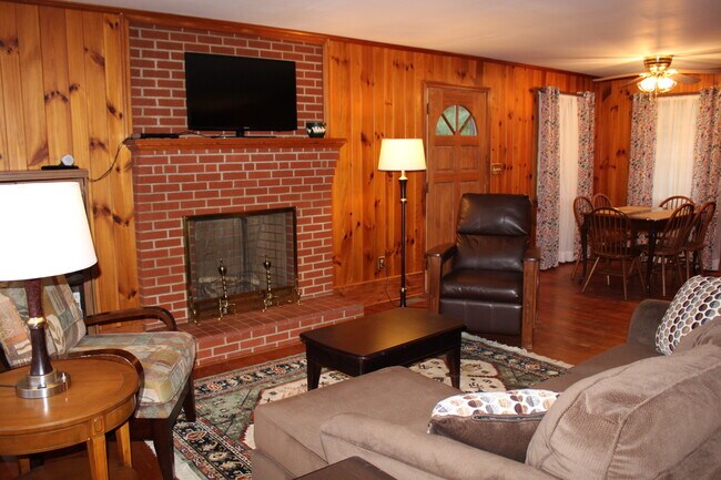 Sala de estar y comedor - 133 Rockdale Ave