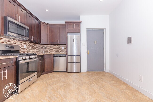 Building Photo - 460 Throop Ave