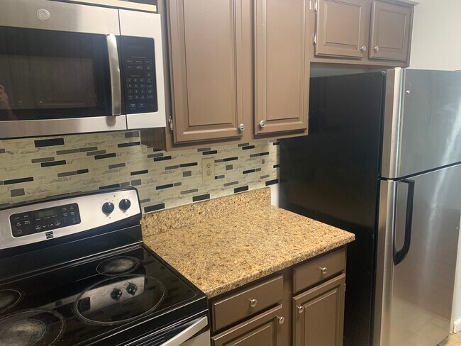 Microwave, Oven, Fridge - 505 Ravens Crest Dr