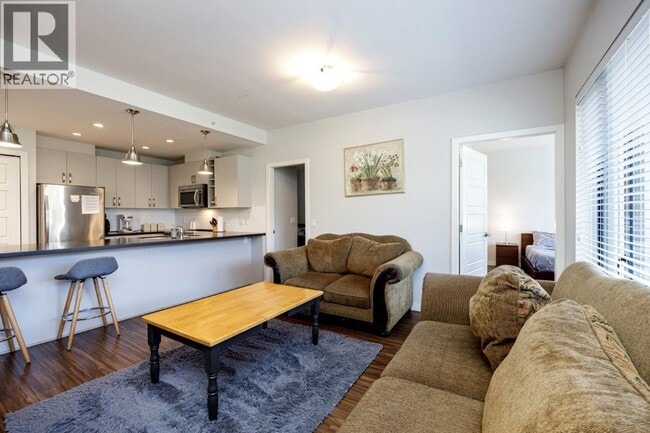 Building Photo - 215 W 1st St