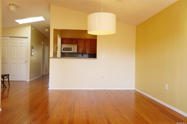 Building Photo - 82-21 Country Pointe Cir