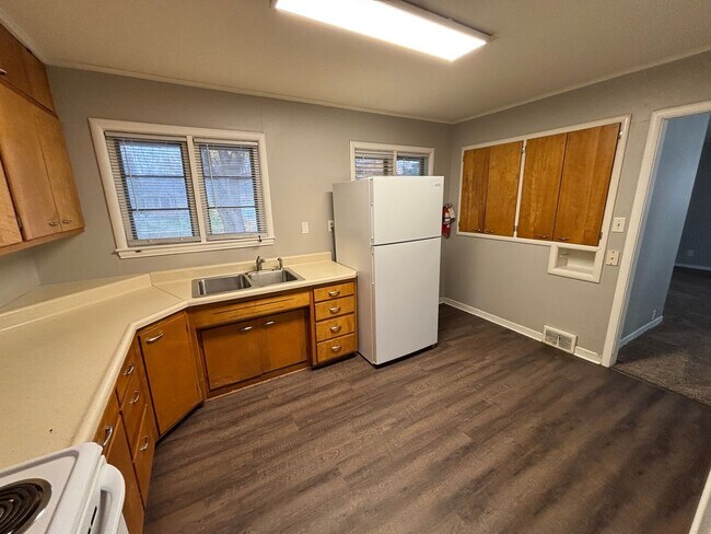 Foto del edificio - Charming 3 Bed, 2 Bath Home with Fenced Yard & Double Garage