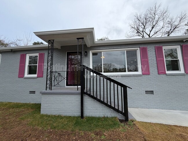 Building Photo - 1900 Selwyn Dr