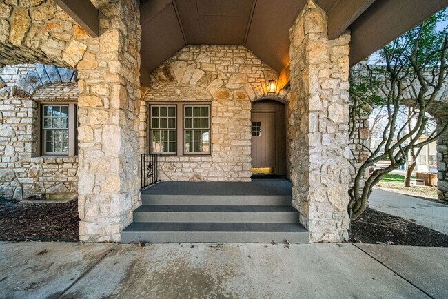 Building Photo - Looking for that great midtown location?